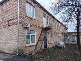 ЗУ, КН  50:27:0030303:283, пл.1080+/-12 кв. м, земли населенных пунктов, для c/х производства.   Неж. здание, КН 50:27:0000000:52269, пл.905,4 кв.м., эт.2, адрес: г. Москва, вн.тер.г. м.о. Вороново, п.ЛМС, пер. Каштановый, 4. Ипотека в пользу ГК "ВЭБ.РФ".